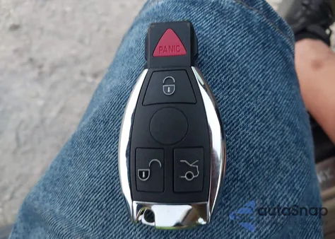 2013 Mercedes-Benz C 350 Sport z USA, uszkodzony, nr VIN WDDGF5HB8DA817352